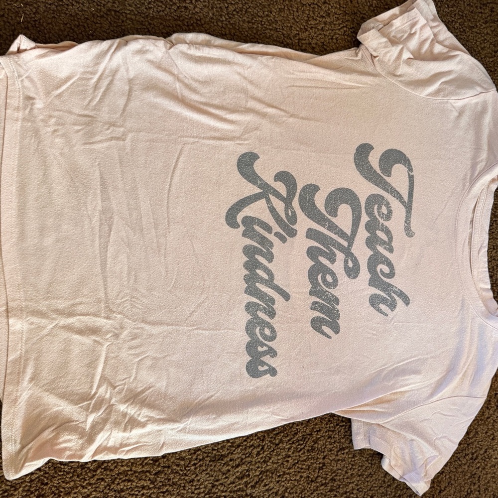 a:glow Maternity “Teach Them Kindness” Graphic Tee – Light Pink (Size Large)